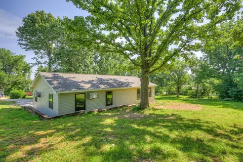 Exterior - 717 Benham Ave, Neosho, MO 64850 photo 3 of 4