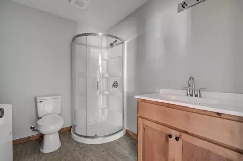 Bath - 717 Benham Ave, Neosho, MO 64850 photo 1 of 4