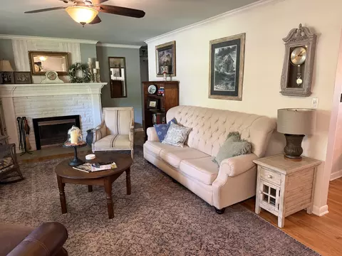 Living - 1910 E Greenwood St, Springfield, MO 65804 photo 1 of 8
