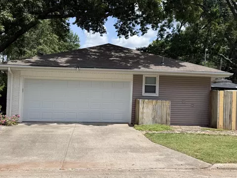 Exterior - 1910 E Greenwood St, Springfield, MO 65804 photo 6 of 14