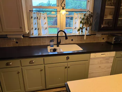 Kitchen - 1910 E Greenwood St, Springfield, MO 65804 photo 3 of 6