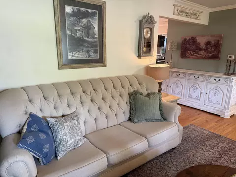 Living - 1910 E Greenwood St, Springfield, MO 65804 photo 3 of 8