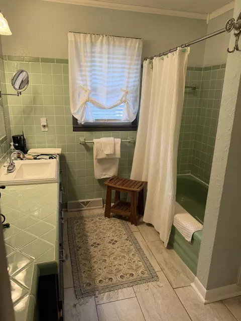 Bath - 1910 E Greenwood St, Springfield, MO 65804 photo 2 of 3