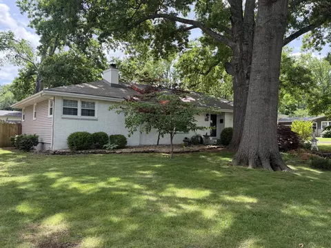 1910 E Greenwood St, Springfield, MO 65804