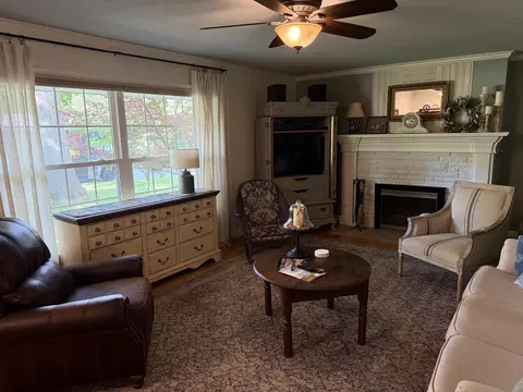 Living - 1910 E Greenwood St, Springfield, MO 65804 photo 2 of 8