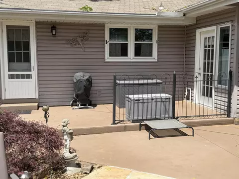 Exterior - 1910 E Greenwood St, Springfield, MO 65804 photo 8 of 14