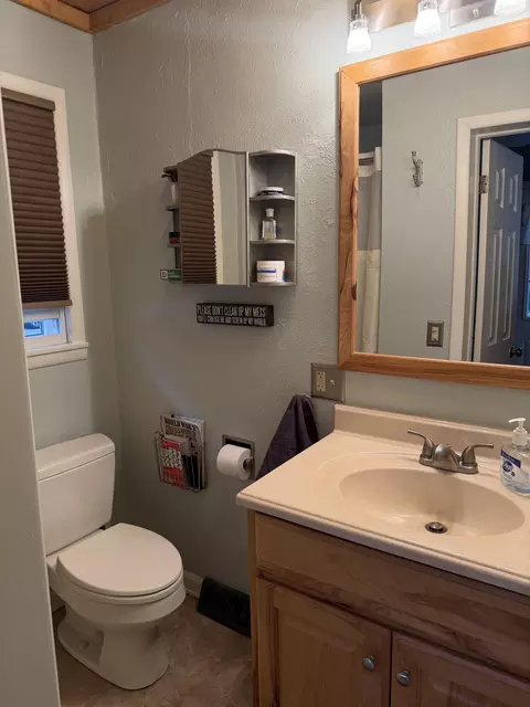Bath - 1910 E Greenwood St, Springfield, MO 65804 photo 3 of 3
