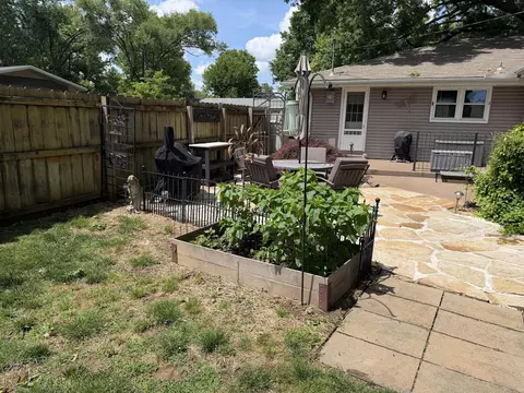 Exterior - 1910 E Greenwood St, Springfield, MO 65804 photo 12 of 14