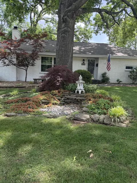Exterior - 1910 E Greenwood St, Springfield, MO 65804 photo 5 of 14