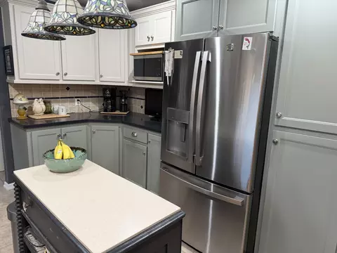 Kitchen - 1910 E Greenwood St, Springfield, MO 65804 photo 5 of 6