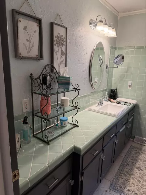 Bath - 1910 E Greenwood St, Springfield, MO 65804 photo 1 of 3