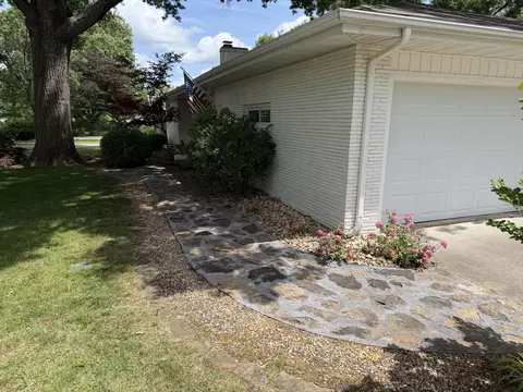 Exterior - 1910 E Greenwood St, Springfield, MO 65804 photo 4 of 14