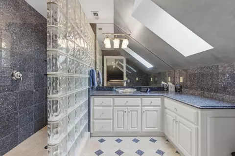 Bath - 3711 E Castlebay Ct, Springfield, MO 65809 photo 7 of 9
