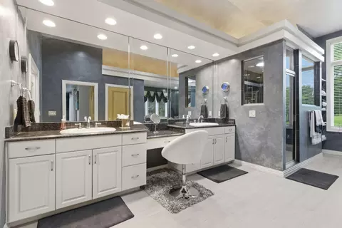 Bath - 3711 E Castlebay Ct, Springfield, MO 65809 photo 2 of 9