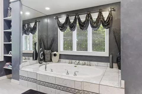 Bath - 3711 E Castlebay Ct, Springfield, MO 65809 photo 3 of 9