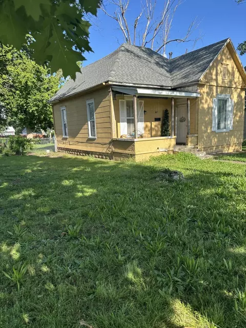 617 8th St, Monett, MO 65708