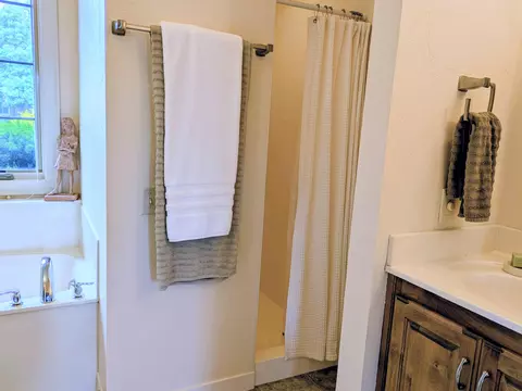 Bath - 8620 Interlochen Dr, Nixa, MO 65714 photo 3 of 14