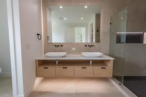 Bath - 5980 S Dollison Ave, Springfield, MO 65810 photo 5 of 8
