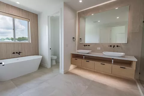 Bath - 5980 S Dollison Ave, Springfield, MO 65810 photo 4 of 8