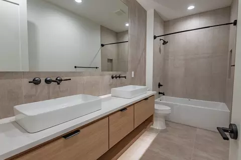 Bath - 5980 S Dollison Ave, Springfield, MO 65810 photo 2 of 8