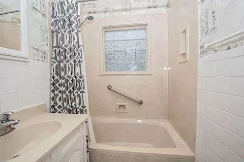 Bath - 800 S Delaware Ave, Springfield, MO 65802 photo 2 of 5