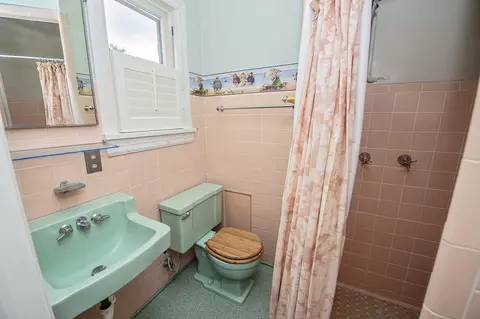 Bath - 800 S Delaware Ave, Springfield, MO 65802 photo 4 of 5