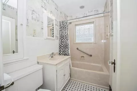 Bath - 800 S Delaware Ave, Springfield, MO 65802 photo 1 of 5