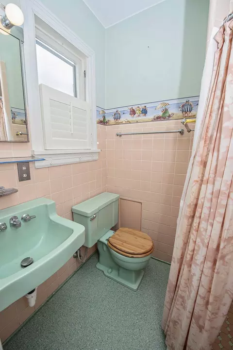 Bath - 800 S Delaware Ave, Springfield, MO 65802 photo 5 of 5