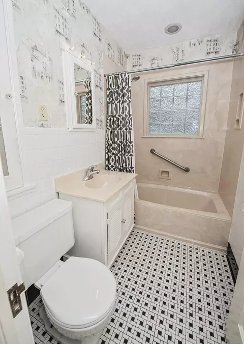 Bath - 800 S Delaware Ave, Springfield, MO 65802 photo 3 of 5
