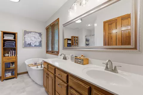 Bath - 4661 S Warren Ave, Springfield, MO 65810 photo 2 of 3