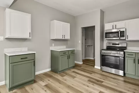 Kitchen - 1451 E University St, Springfield, MO 65804 photo 2 of 7