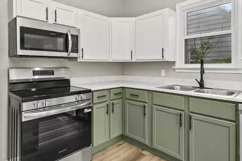 Kitchen - 1451 E University St, Springfield, MO 65804 photo 3 of 7