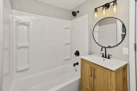 Bath - 1451 E University St, Springfield, MO 65804 photo 1 of 2