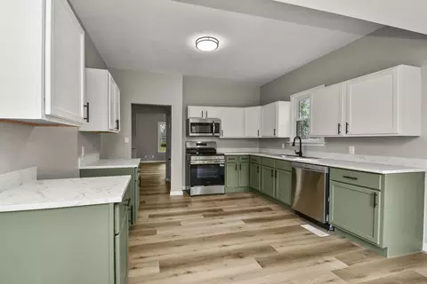 Kitchen - 1451 E University St, Springfield, MO 65804 photo 4 of 7