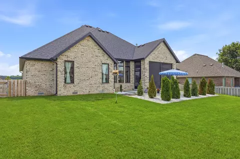 Exterior - 1523 N Meadowood Ave, Springfield, MO 65802 photo 5 of 7
