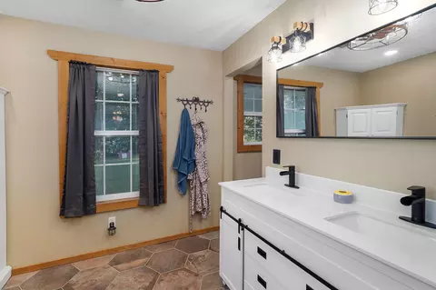 Bath - 924 Plank School Rd, Marshfield, MO 65706 photo 2 of 4