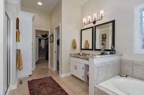 Bath - 4847 S Clay Ct, Springfield, MO 65810 photo 2 of 7