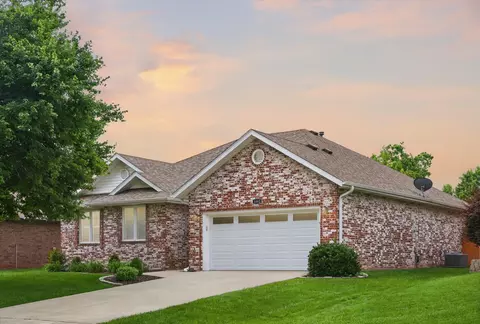 1002 E Nottingham Ln, Springfield, MO 65810