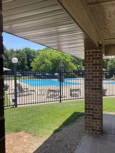Exterior - 1002 E Nottingham Ln, Springfield, MO 65810 photo 21 of 23