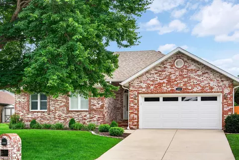 Exterior - 1002 E Nottingham Ln, Springfield, MO 65810 photo 2 of 23