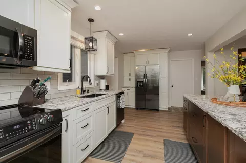 Kitchen - 4845 S Ash Ave, Springfield, MO 65804 photo 5 of 6