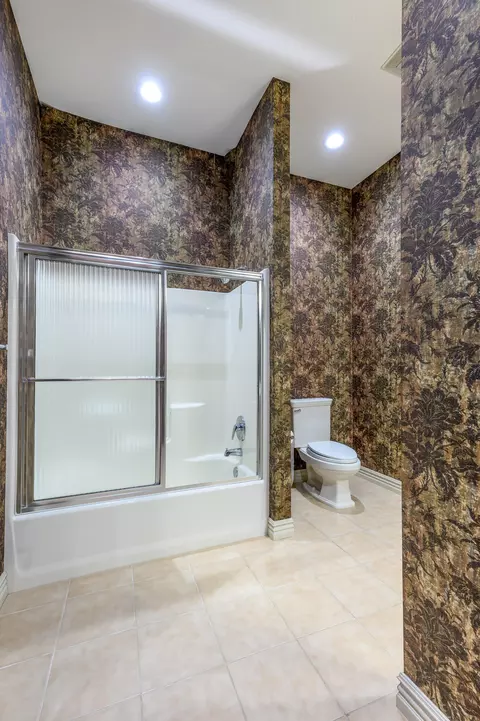 Bath - 20478 Lawrence 2180, Aurora, MO 65605 photo 5 of 12
