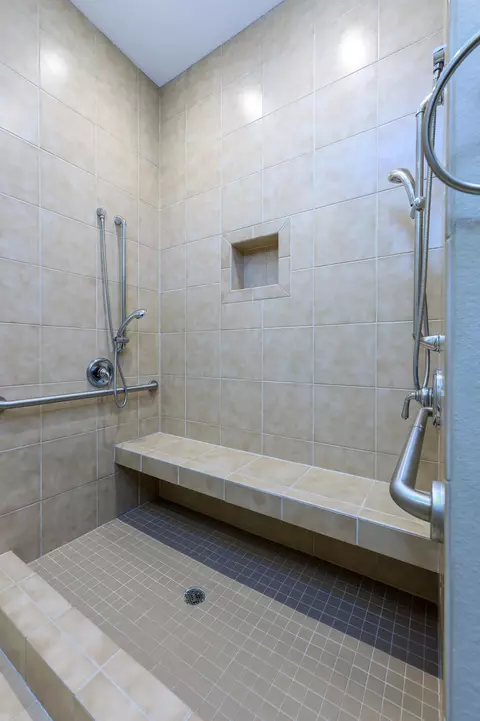 Bath - 20478 Lawrence 2180, Aurora, MO 65605 photo 2 of 12
