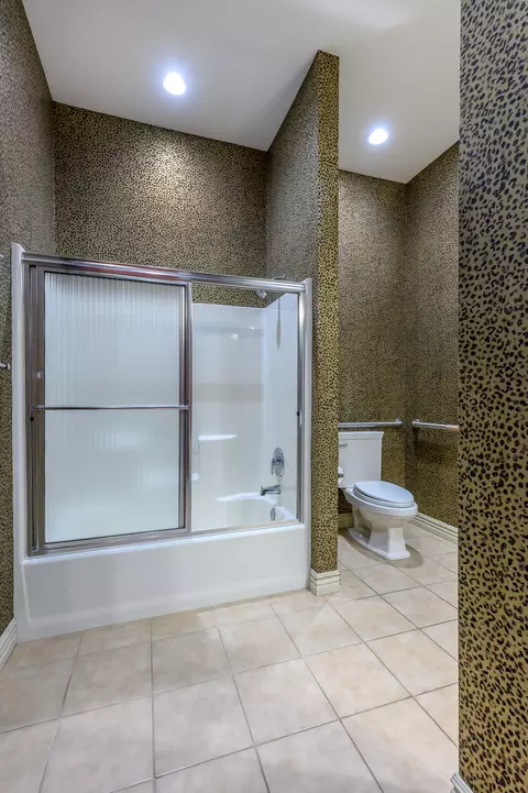 Bath - 20478 Lawrence 2180, Aurora, MO 65605 photo 6 of 12