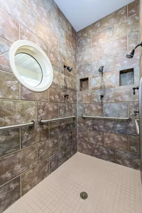 Bath - 20478 Lawrence 2180, Aurora, MO 65605 photo 11 of 12