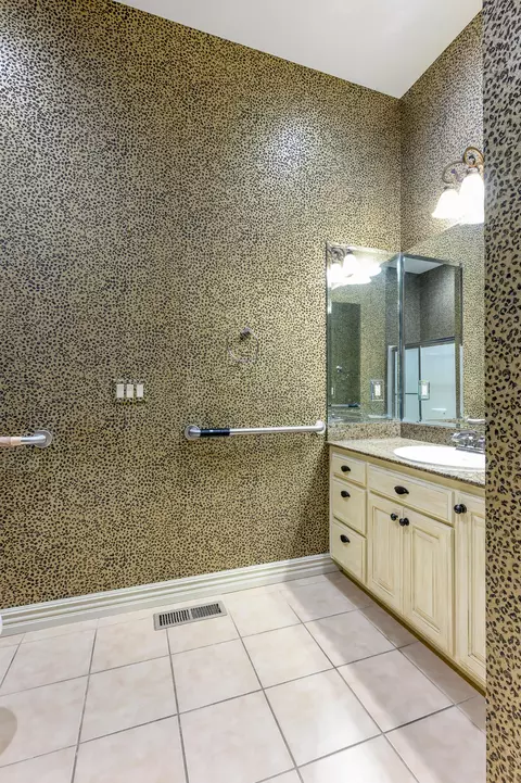 Bath - 20478 Lawrence 2180, Aurora, MO 65605 photo 7 of 12