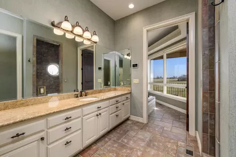 Bath - 20478 Lawrence 2180, Aurora, MO 65605 photo 8 of 12