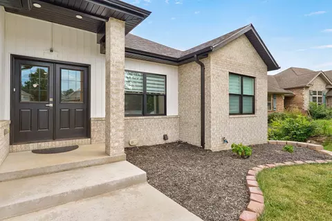 Exterior - 3630 N Thistlewood Ct, Springfield, MO 65803 photo 4 of 10