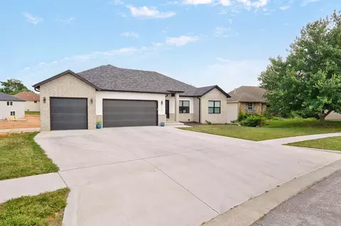 Exterior - 3630 N Thistlewood Ct, Springfield, MO 65803 photo 2 of 10