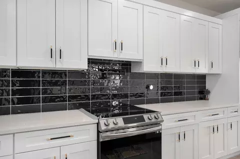 Kitchen - 3630 N Thistlewood Ct, Springfield, MO 65803 photo 4 of 7